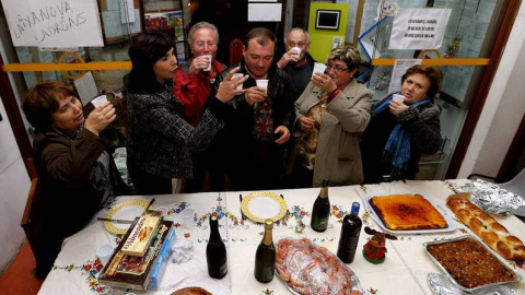 Afectados por las preferentes celebran la cena de Nochebuena de 2012 en el Concello de Gondomar. / LAVANDEIRA JR. (EFE)