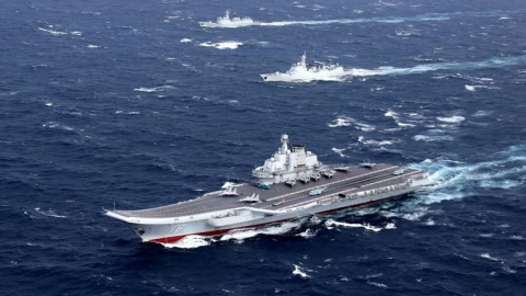 El portaaviones chino Liaoning y su flota de escolta, durante unas maniobras militares en el Mar de la China Meridional, el mes pasado. REUTERS