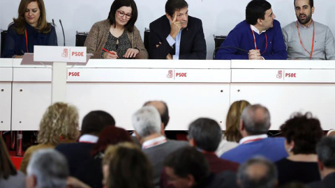 El presidente de la gestora del PSOE, Javier Fernández (c), junto al portavoz, Mario Jiménez (2d); y los miembros de la gestora. | CHEMA MOYA (EFE)