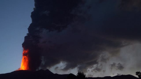 El volcán Etna mantiene en vilo a habitantes y turistas en la isla de Sicilia