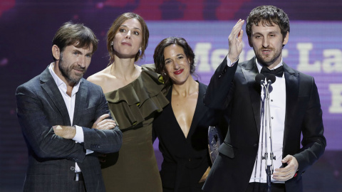 El director Raúl Arévalo, acompañado por los actores Antonio de la Torre y Ruth Díaz, tas recibir el premio al mejor Largometraje de Ficción y Animación, por la película 'Tarde para la ira'. EFE