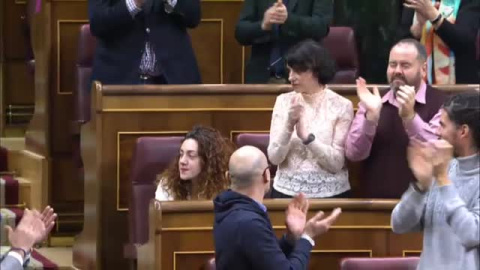 La diputada Aina Vidal (En Comú Podem) protagoniza el momento más emotivo de la sesión de investidura