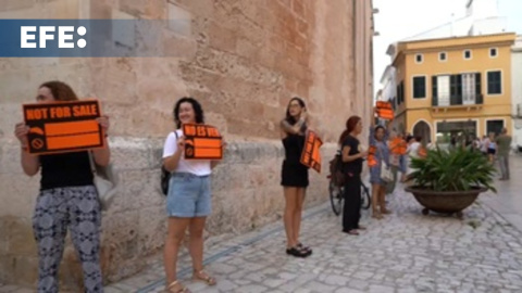 Unas 700 personas protestan en Menorca contra el turismo que expulsa a los residentes