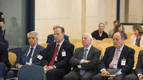 Julio Fernández Galloso, el segundo por la izquierda, junto con los  exdirectivos de Novacaixagalicia durante el juicio en la Audiencia Nacional. EFE