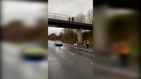 Ciudadanos británicos donan comida a camioneros atrapados