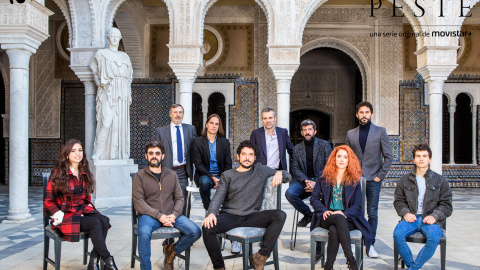 El equipo de 'La peste' durante la presentación de la serie ayer en Sevilla. /MOVISTAR +