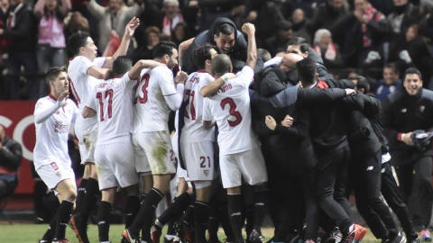 Los jugadores del Sevilla FC celebran el segundo gol del equipo frente al Real Madrid, durante el partido de la decimoctava jornada de Liga en Primera División que se disputa esta noche en el estadio Ramón Sánchez-Pizjuán, en Sevilla. EFE/R