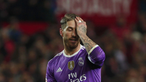 Sergio Ramos tras encajar un gol en propia meta ante el Sevilla.- REUTERS