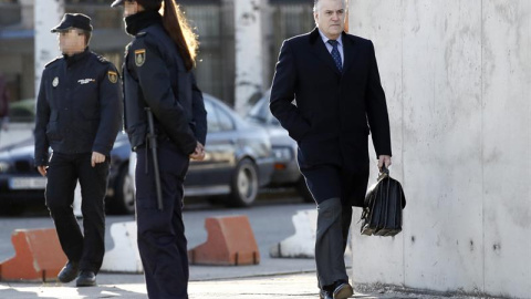 El extesorero del PP Luis Bárcenas, a su llegada a la sede Audiencia Nacional, donde hoy se reanuda el juicio del caso de corrupción política "Gürtel" con la declaración de Bárcenas, para quien la Fiscalía pide 42 años y seis meses de cárce