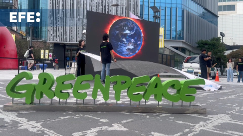 Miembros de Greenpeace se concentran en Seúl para protestar contra la crisis climática