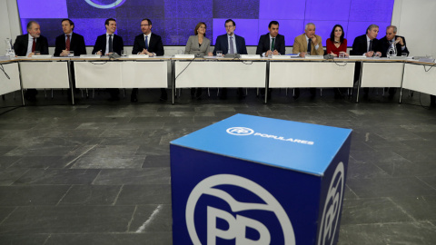 El presidente del Gobierno y presidente del PP, Mariano Rajoy (c), junto a la secretaria general, María Dolores de Cospedal (5i); los portavoces, Rafael Hernando (2i) y José Manuel Barreiro (2d); los vicesecretarios, Pablo Casado (3i), Javi