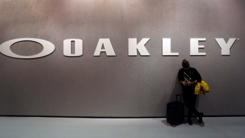 Un visitante junto al logo de la marca Oakley, de la firma italiana Luxottica, en la feria internacional de óptica MIDO, en Milan. REUTERS/Stefano Rellandini