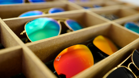 Gafas de sol de la marca Ray Ban, de la firma Luxottica, expuestas en el escaparate de una óptica en la localidad alemana de  owned brand, are on display at an optician shop in Hanau. REUTERS/Kai Pfaffenbach