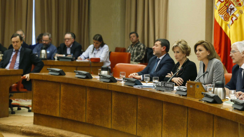 La ministra de Defensa, María Dolores de Cospedal (2d), comparece a petición propia en el Congreso, para informar del dictamen del Consejo de Estado sobre el accidente del Yakolev 42, ocurrido en Turquía en 2003 y que costó la vida a 62 mil