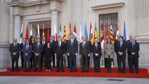 El rey Felipe VI en la fotografía de familia de los asistentes a la VI Conferencia de Presidentes, que reúne al jefe del Ejecutivo, Mariano Rajoy, con los máximos responsables autonómicos. /EFE