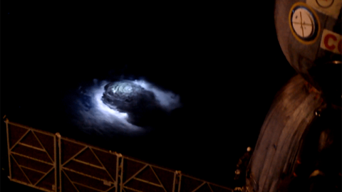 Una tormenta sobre la India, fotografiada desde la Estación Espacial Internacional el 8 de septiembre de 2015. En la imagen se observa parte de una nave Soyuz atracada en la estación. –ESA/NASA/IRISS/DTU