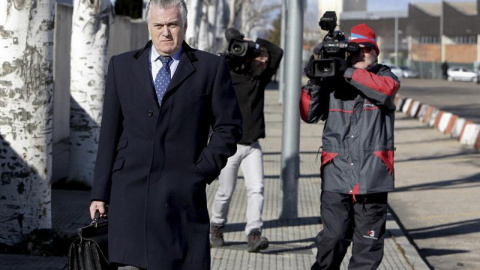 El extesorero del PP Luis Bárcenas, a su salida de la sede de la Audiencia Nacional, donde hoy se ha reanudado el juicio del caso de corrupción política "Gürtel". Bárcenas reconoció hoy durante el juicio, la existencia de una "contabilidad 