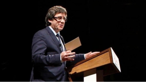 El president de la Generalitat, Carles Puigdemont, durant la seva conferència al Teatre Romea de Barcelona. EFE/Alejandro García