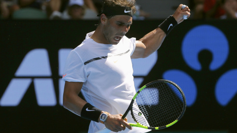 Rafa Nadal celebra, puño en alto, su victoria ante Florian Mayer en la primera ronda del Open de Australia. /REUTERS