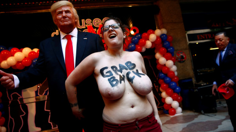 La activista del grupo feminista Femen, con el pecho descubierto, que ha protagonizado una protesta, en Madrid, ante la figura en cera de Donald Trump, presidente electo de EEUU. REUTERS/Susana Vera