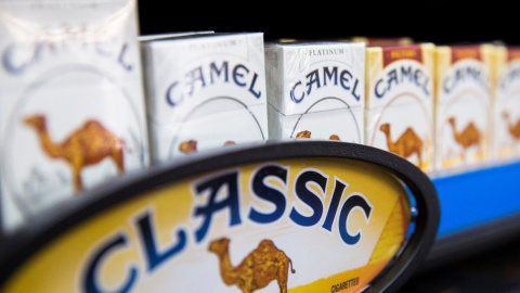 Paquete de cigarrillo 'Camel' en una tienda en Nueva York. REUTERS/Lucas Jackson