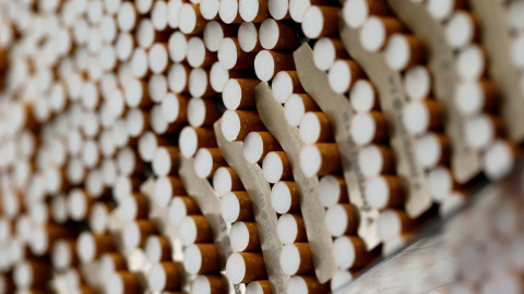 Cigarrillos durante el proceso de fabricación en una planta de British American Tobacco (BAT) en la localidad alemana de Bayreuth. REUTERS/Michaela Rehle