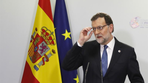 El presidente del Gobierno, Mariano Rajoy, durante la rueda de prensa ofrecida al término de la VI Conferencia de Presidentes Autonómicos celebrada hoy en el Salón de Pasos Perdidos del Senado. EFE/Javier Lizon