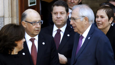 La vicepresidenta del Gobierno, Soraya Sáenz de Santamaría (i), y el ministro de Hacienda, Cristóbal Montoro (2i), junto a los presidentes, de Castilla-La Mancha, Emiliano García-Page (3i); de Canarias, Fernando Clavijo (c); de Melilla, Jua