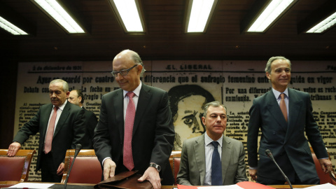 El ministro de Hacienda, Cristóbal Montoro, junto al presidente de la Comisión de Hacienda el Senado, José Luis Sanz, al comienzo de su comparecencia en la Cámara Alta. EFE/Mariscal