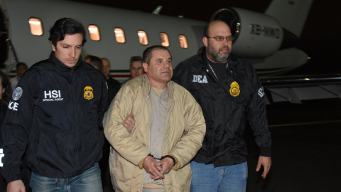 El 'Chapo' Guzmán llega a uno de los aeropuertos de Nueva York. /REUTERS