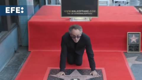 Tim Burton recibe su estrella en el Paseo de la Fama acompañado por el elenco de 'Beetlejuice Beetlejuice'