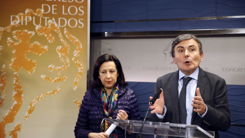 El portavoz de Economía del PSOE, Pedro Saura, junto a la diputada socialista Margarita Robles, durante la rueda de prensa que ha ofrecido en el Congreso de los Diputados, tras el acuerdo alcanzado con el Gobierno sobre las cláusulas suelo.