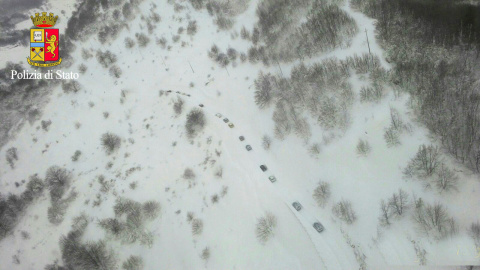 Una foto aérea muestra a los rescatistas rumbo al Hotel Rigopiano en Farindola, en el centro de Italia, afectado por una avalancha./ REUTERS