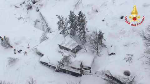 Una vista aérea muestra el Hotel Rigopiano golpeado por una avalancha / REUTERS