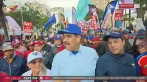 Decenas de miles de venezolanos apoyan en una gran manifestación en Caracas al presidente Nicolás Maduro