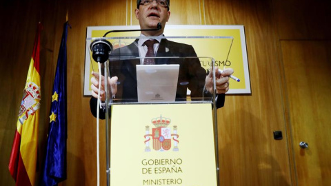 El ministro de Energía, Álvaro Nadal, durante la rueda de prensa ofrecida hoy en la sede del ministerio. EFE