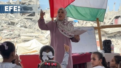 Una profesora palestina imparte clases en una tienda de campaña tras perder su casa en Gaza