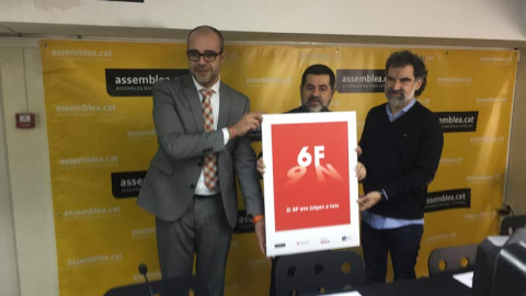 Miquel Buch (ACM), Jordi Sánchez (ANC) y Jordi Cuixart (Òmnium Cultural) muestran el cartel de la manifestación del 6 de febrero. | M.D.