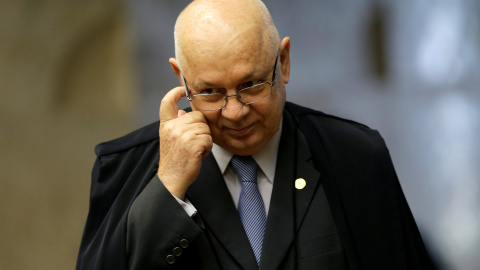 IMAGEN DE ARCHIVO: El juez Teori Zavascki llega a una sesión en el Tribunal Supremo en Brasilia, Brasil. / REUTERS