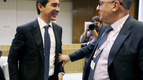 El presidente de la patronal de la banca AEB, José María Róldán (d.), charla con el consejero delegado del BBVA, Carlos Torres Vila, en un acto organizado por el IESE. EFE