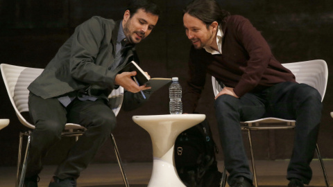 El secretario general de Podemos, Pablo Iglesias (d) y el coordinador federal de Izquierda Unida, Alberto Garzón (i), al inicio de un debate sobre el papel de las confluencias en el espacio político del cambio celebrado en Madrid. EFE/Maris