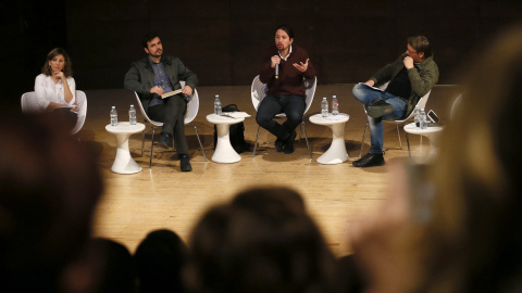 El secretario general de Podemos, Pablo Iglesias (2d); Alberto Garzón (2i), coordinador federal de Izquierda Unida; Yolanda Díaz (i), diputada de En Marea, y Xavier Domènech, portavoz de En Comú Podem durante el debate sobre el papel de las