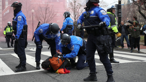 La Policía detiene a un manifestante durante las protestas en Washington contra Trump. - REUTERS