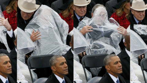 George W. Bush utiliza un plástico durante la investidura de Trump para protegerse de la lluvia. - REUTERS