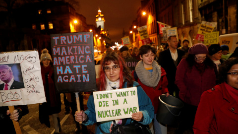 Activistas protestan contra la toma de posesión de Donald Trump en Washington. REUTERS