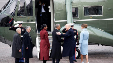 Barack y Michelle Obama son acompañados por Trump a un helicóptero militar para su salida del Capitolio tras la ceremonia de investidura. -  EFE/John Angelillo