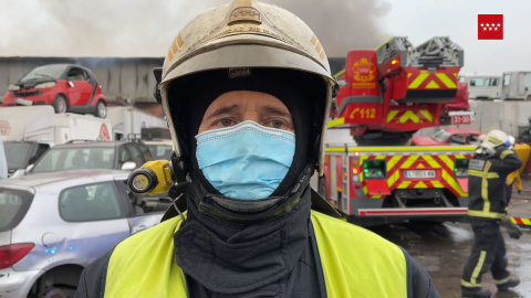 Bomberos intentan controlar incendio "generalizado" en una nave en San Martín de la Vega