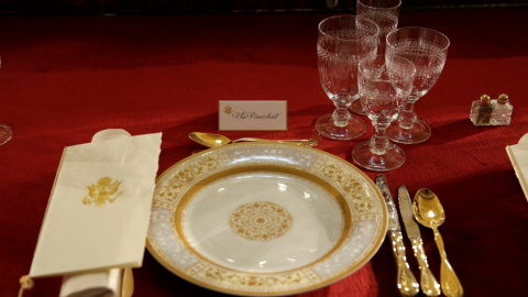 La mesa preparada, con el servicio para el presidente, del almuerzo oficial de la toma de posesión de Donald Trump, en la Sala Nacional de las Estatuas, en el Capitolio. REUTERS/Yuri Gripas