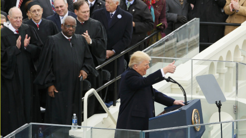 Donald Trump levanta el pulgar en su caracerístico gesto ante de pronunciar su primer discurso como presidente de EEUU. REUTERS/Rick Wilking