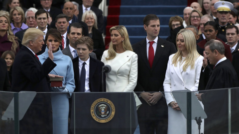 El presidente del Tribunal Supremo de EEUU, John Roberts, toma juramento a Donald Trump como nuevo presidente de EEUU. REUTERS/Carlos Barria